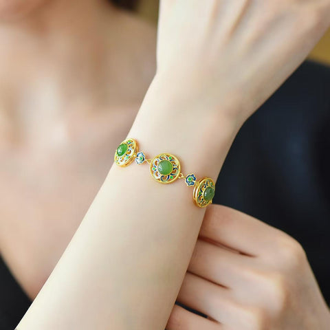 18089-2# Gelang ruyi bulat bertatahkan giok Hetian dari perak sterling 925. Desain baru dan unik, pengerjaan yang indah, menonjol di antara yang lain. Dimensi giok: 6*6 cm. Harga sudah termasuk ongkos kirim dan pajak.