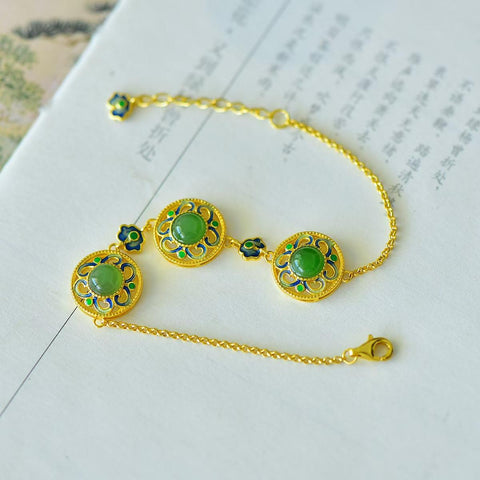 18089-2# Gelang ruyi bulat bertatahkan giok Hetian dari perak sterling 925. Desain baru dan unik, pengerjaan yang indah, menonjol di antara yang lain. Dimensi giok: 6*6 cm. Harga sudah termasuk ongkos kirim dan pajak.