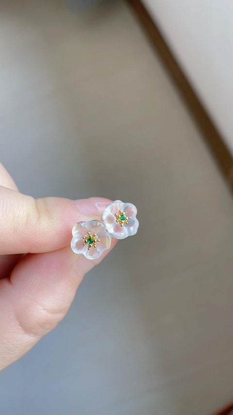 Anting-anting kancing kristal putih alami, jernih dan berkilau, gaya musim panas yang bersih dan menyegarkan, terbuat dari perak 925, ukuran 1,0 x 1,0, termasuk ongkos kirim dan pajak.