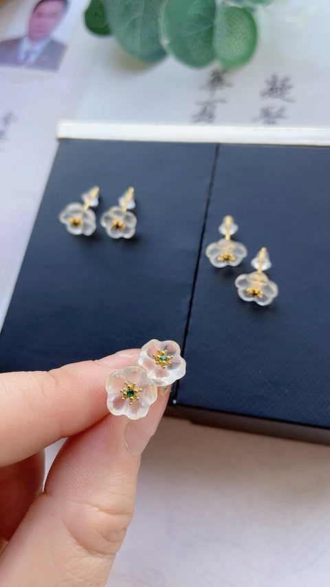 Anting-anting kancing kristal putih alami, jernih dan berkilau, gaya musim panas yang bersih dan menyegarkan, terbuat dari perak 925, ukuran 1,0 x 1,0, termasuk ongkos kirim dan pajak.