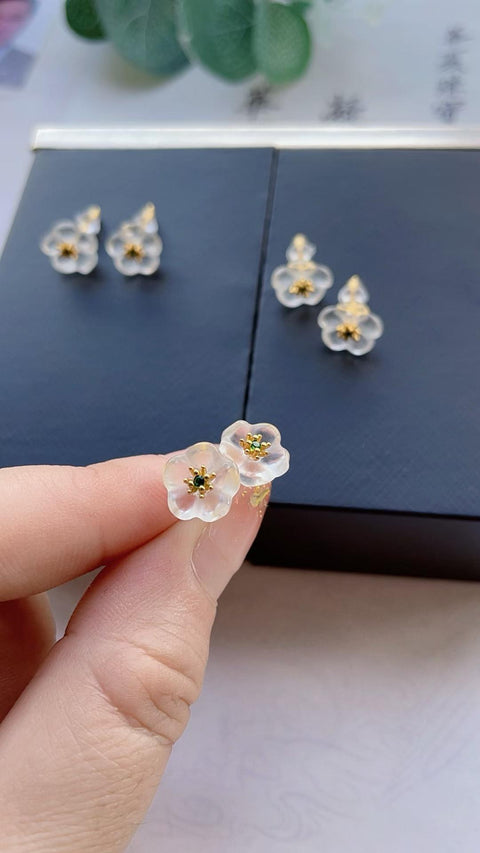Anting-anting kancing kristal putih alami, jernih dan berkilau, gaya musim panas yang bersih dan menyegarkan, terbuat dari perak 925, ukuran 1,0 x 1,0, termasuk ongkos kirim dan pajak.