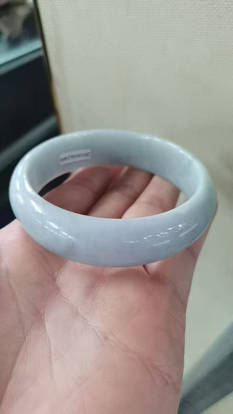 Gelang giok Grade A yang indah ini terasa hangat dan halus, tampak menawan di pergelangan tangan, dan menawarkan nilai yang sangat baik. Diameter dalam: 60mm, lebar samping: 16,8mm. Terbuat dari batu alam. Harga sudah termasuk ongkos kirim dan pajak.