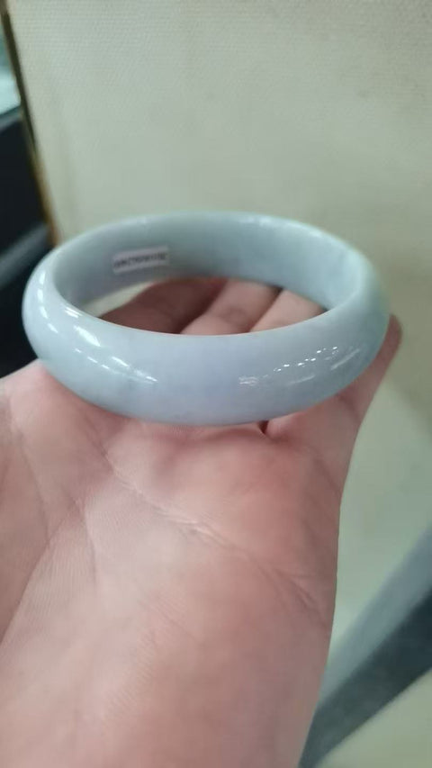 Gelang giok Grade A yang indah ini terasa hangat dan halus, tampak menawan di pergelangan tangan, dan menawarkan nilai yang sangat baik. Diameter dalam: 60mm, lebar samping: 16,8mm. Terbuat dari batu alam. Harga sudah termasuk ongkos kirim dan pajak.