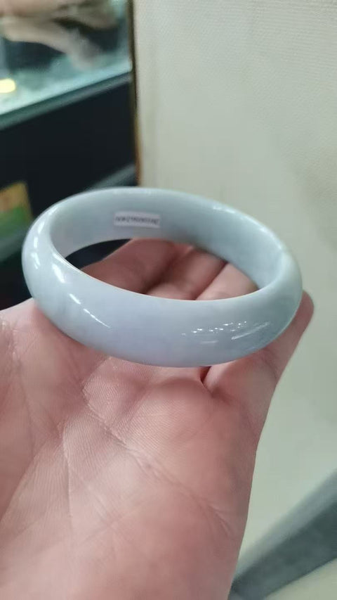Gelang giok Grade A yang indah ini terasa hangat dan halus, tampak menawan di pergelangan tangan, dan menawarkan nilai yang sangat baik. Diameter dalam: 60mm, lebar samping: 16,8mm. Terbuat dari batu alam. Harga sudah termasuk ongkos kirim dan pajak.