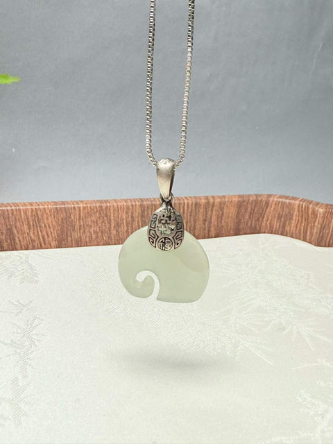 Perak Sterling 925 Bertatahkan Giok Hetian 🐘 "Keberuntungan dan Kemakmuran" Dimensi: Sekitar 18×15×3mm Termasuk ongkos kirim dan pajak.