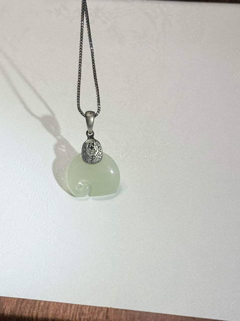 Perak Sterling 925 Bertatahkan Giok Hetian 🐘 "Keberuntungan dan Kemakmuran" Dimensi: Sekitar 18×15×3mm Termasuk ongkos kirim dan pajak.