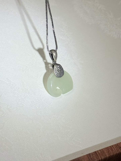Perak Sterling 925 Bertatahkan Giok Hetian 🐘 "Keberuntungan dan Kemakmuran" Dimensi: Sekitar 18×15×3mm Termasuk ongkos kirim dan pajak.