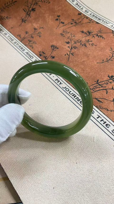 Gelang giok Xiuyan yang indah, berwarna hijau pekat dengan zamrud mengambang, diameter dalam: 62mm, lebar tepi: 12,6mm, termasuk ongkos kirim dan pajak.