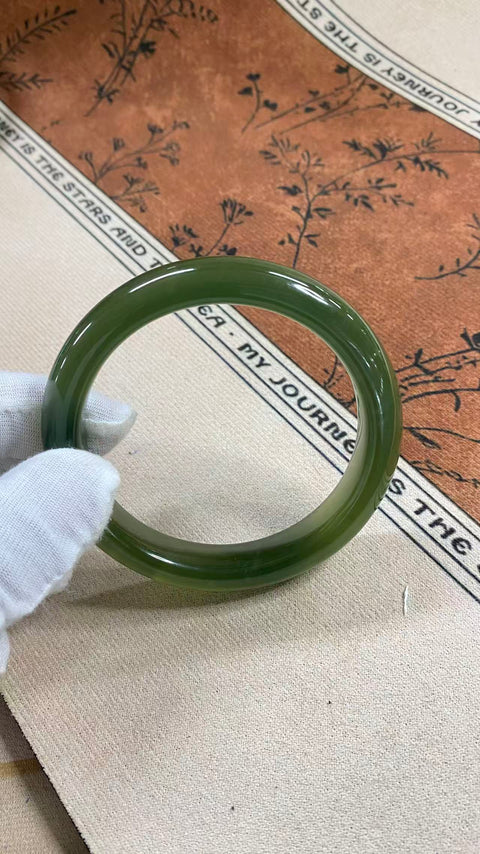 Gelang giok Xiuyan yang indah, berwarna hijau pekat dengan zamrud mengambang, diameter dalam: 62mm, lebar tepi: 12,6mm, termasuk ongkos kirim dan pajak.