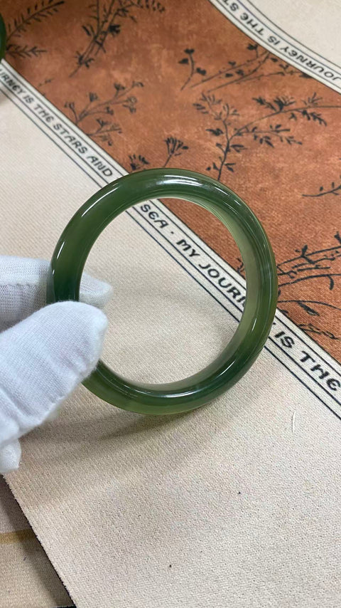 Gelang giok Xiuyan yang indah, berwarna hijau pekat dengan zamrud mengambang, diameter dalam: 62mm, lebar tepi: 12,6mm, termasuk ongkos kirim dan pajak.
