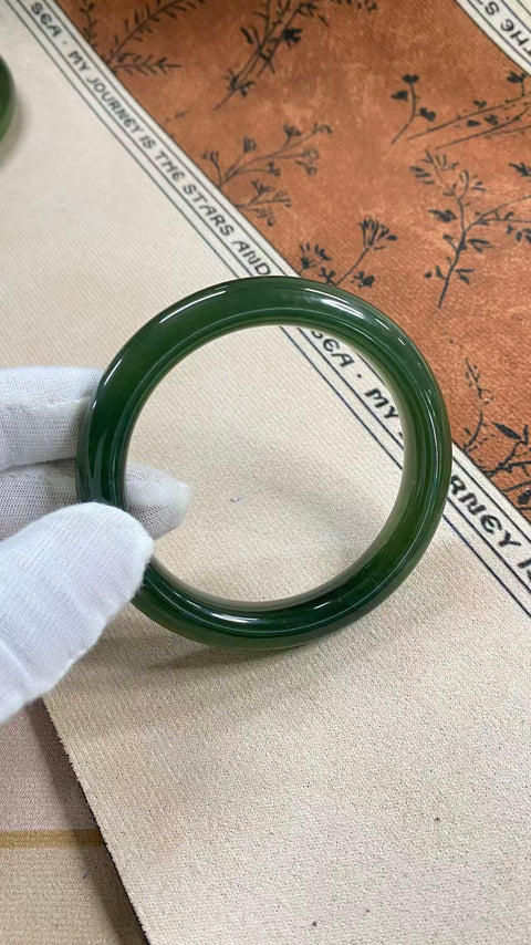Gelang giok Xiuyan yang indah, berwarna hijau pekat dengan zamrud mengambang, diameter dalam: 60mm, lebar tepi: 11,3mm, termasuk ongkos kirim dan pajak.