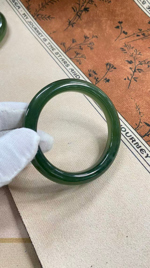 Gelang giok Xiuyan yang indah, berwarna hijau pekat dengan zamrud mengambang, diameter dalam: 60mm, lebar tepi: 11,3mm, termasuk ongkos kirim dan pajak.