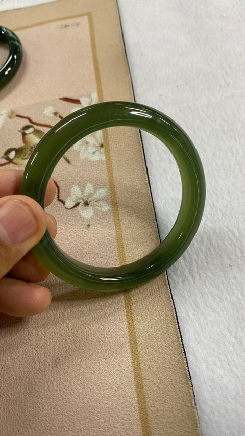 Gelang giok Xiuyan yang indah, berwarna hijau pekat dengan zamrud mengambang, diameter dalam: 62,1 mm, lebar tepi: 12,5 mm, termasuk ongkos kirim dan pajak.