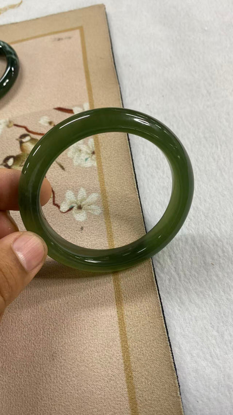 Gelang giok Xiuyan yang indah, berwarna hijau pekat dengan zamrud mengambang, diameter dalam: 62,1 mm, lebar tepi: 12,5 mm, termasuk ongkos kirim dan pajak.