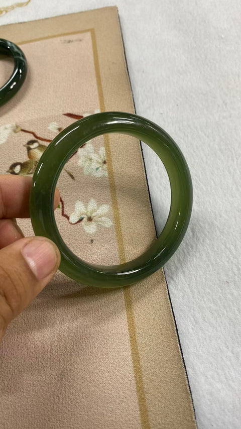 Gelang giok Xiuyan yang indah, berwarna hijau pekat dengan zamrud mengambang, diameter dalam: 62,1 mm, lebar tepi: 12,5 mm, termasuk ongkos kirim dan pajak.
