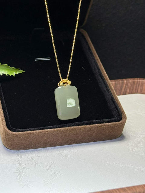 Ini adalah liontin giok Hetian untuk kedamaian dan keselamatan, terbuat dari perak sterling 925 berkualitas tinggi dengan pengait. Perkiraan dimensi: 20×14×6mm. Biaya pengiriman dan pajak sudah termasuk.