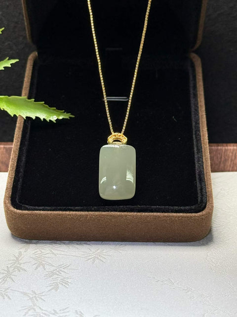 Ini adalah liontin giok Hetian untuk kedamaian dan keselamatan, terbuat dari perak sterling 925 berkualitas tinggi dengan pengait. Perkiraan dimensi: 20×14×6mm. Biaya pengiriman dan pajak sudah termasuk.