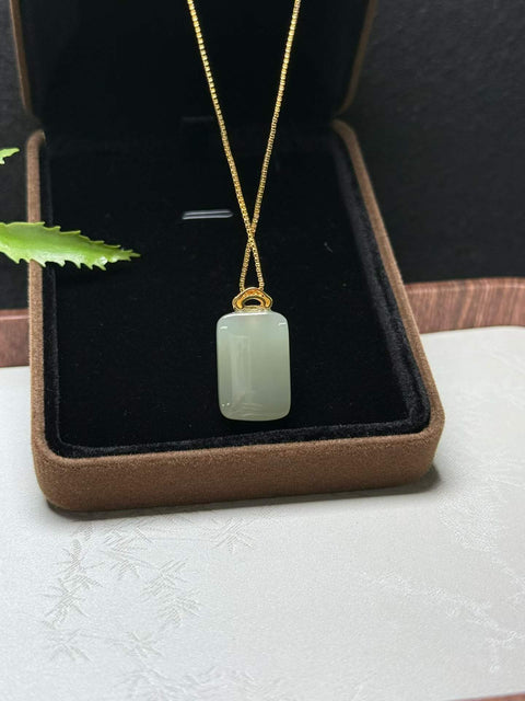Ini adalah liontin giok Hetian untuk kedamaian dan keselamatan, terbuat dari perak sterling 925 berkualitas tinggi dengan pengait. Perkiraan dimensi: 20×14×6mm. Biaya pengiriman dan pajak sudah termasuk.