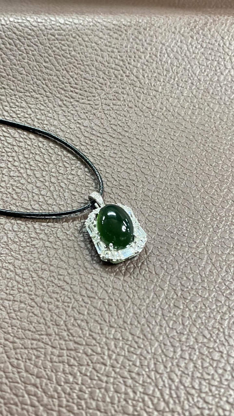 Liontin giok Xiuyan yang indah, warna hijau pekat, dipasang pada perak 925. Dimensi: 26 x 15 mm; dimensi cabochon: 10 x 14 mm. Harga sudah termasuk ongkos kirim dan pajak.