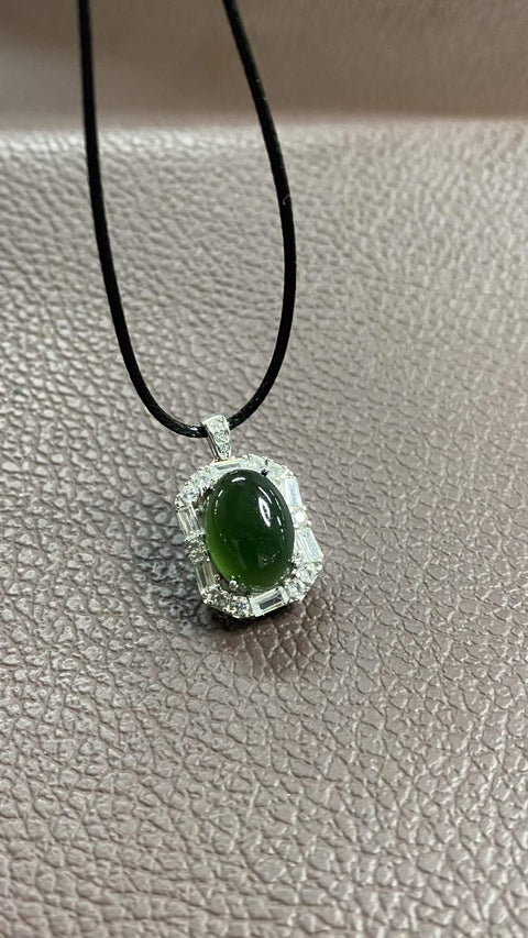 Liontin giok Xiuyan yang indah, warna hijau pekat, dipasang pada perak 925. Dimensi: 26 x 15 mm; dimensi cabochon: 10 x 14 mm. Harga sudah termasuk ongkos kirim dan pajak.