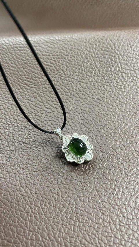 Liontin giok Xiuyan yang indah, warna hijau pekat, dipasang pada perak 925. Dimensi: 20 x 15,8 mm, dimensi cabochon: 8 x 10 mm. Harga sudah termasuk ongkos kirim dan pajak.