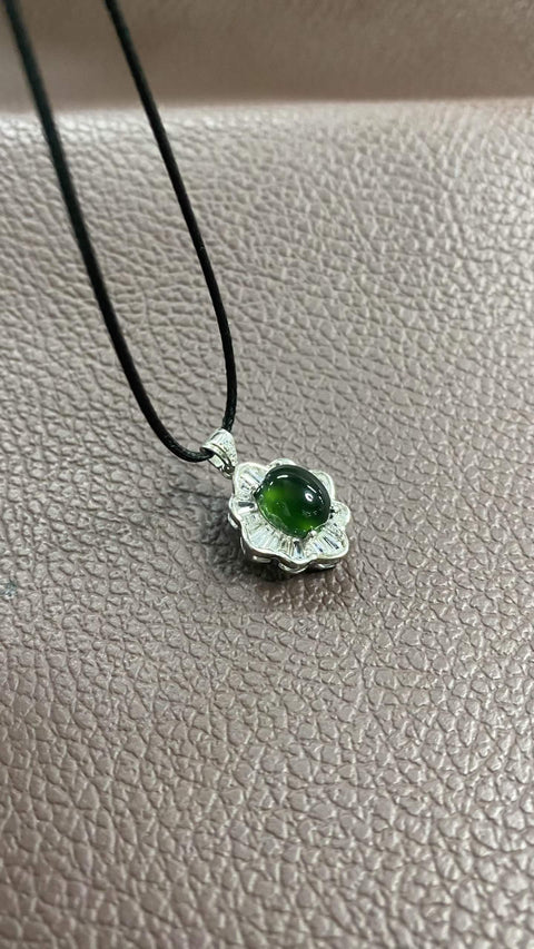 Liontin giok Xiuyan yang indah, warna hijau pekat, dipasang pada perak 925. Dimensi: 20 x 15,8 mm, dimensi cabochon: 8 x 10 mm. Harga sudah termasuk ongkos kirim dan pajak.