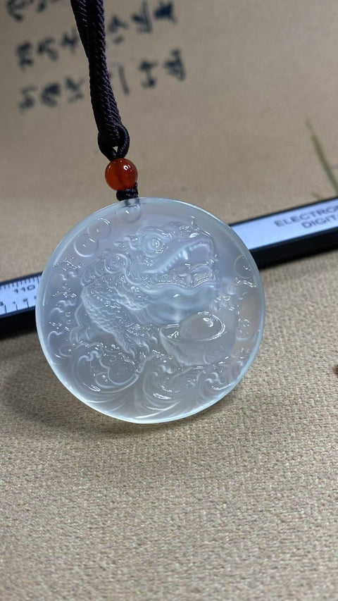 Membawa kekayaan dan harta benda: Liontin giok Xiuyan yang indah, melambangkan kekayaan dan keselamatan. Dimensi: 43 x 8,6 mm. Harga sudah termasuk ongkos kirim dan pajak.