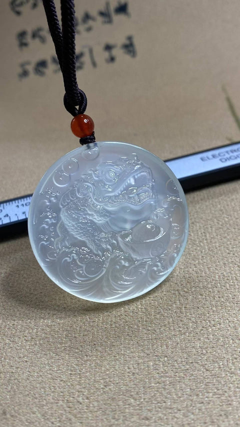 Membawa kekayaan dan harta benda: Liontin giok Xiuyan yang indah, melambangkan kekayaan dan keselamatan. Dimensi: 43 x 8,6 mm. Harga sudah termasuk ongkos kirim dan pajak.