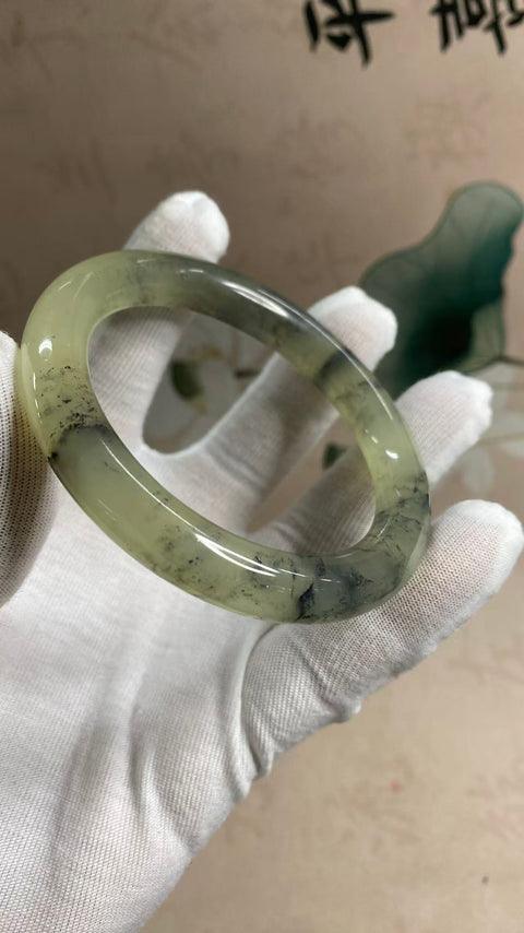 Gelang giok Xiuyan yang indah dengan desain pemandangan musim semi, diameter dalam: 60mm, lebar tepi: 10,6mm, termasuk ongkos kirim dan pajak.