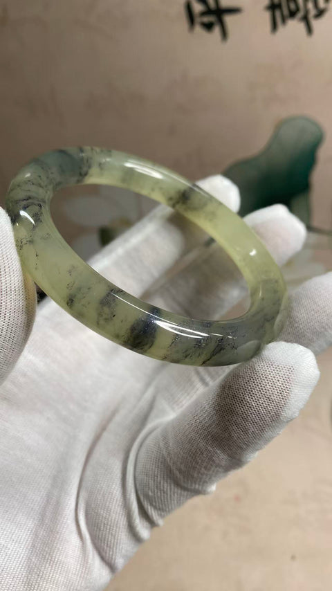 Gelang giok Xiuyan yang indah dengan desain pemandangan musim semi, diameter dalam: 60mm, lebar tepi: 10,6mm, termasuk ongkos kirim dan pajak.