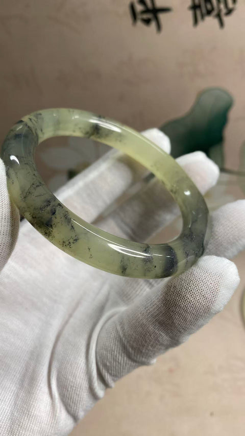 Gelang giok Xiuyan yang indah dengan desain pemandangan musim semi, diameter dalam: 60mm, lebar tepi: 10,6mm, termasuk ongkos kirim dan pajak.