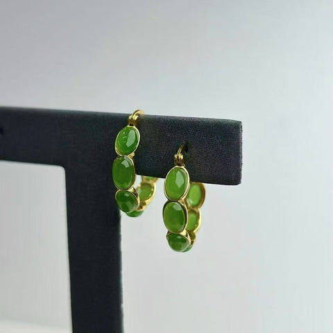 Batu giok cabochon pilihan ukuran 4*6mm, berbingkai perak 925 lapis warna emas, jernih seperti es. Termasuk ongkos kirim dan pajak.
