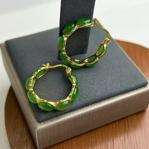 Batu giok cabochon pilihan ukuran 4*6mm, berbingkai perak 925 lapis warna emas, jernih seperti es. Termasuk ongkos kirim dan pajak.