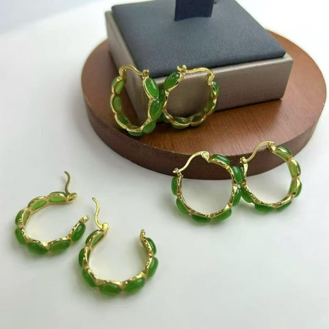 Batu giok cabochon pilihan ukuran 4*6mm, berbingkai perak 925 lapis warna emas, jernih seperti es. Termasuk ongkos kirim dan pajak.