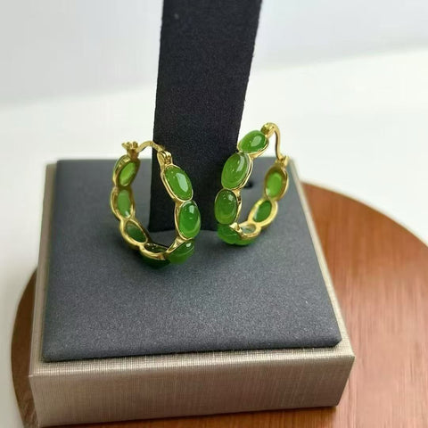 Batu giok cabochon pilihan ukuran 4*6mm, berbingkai perak 925 lapis warna emas, jernih seperti es. Termasuk ongkos kirim dan pajak.