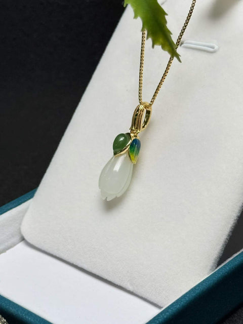 Liontin magnolia giok Hetian, diukir dari kuncup giok putih. Wangi dari tahun ke tahun, sederhana namun elegan. Ukuran perkiraan: 20 x 9 mm. Termasuk ongkos kirim dan pajak.