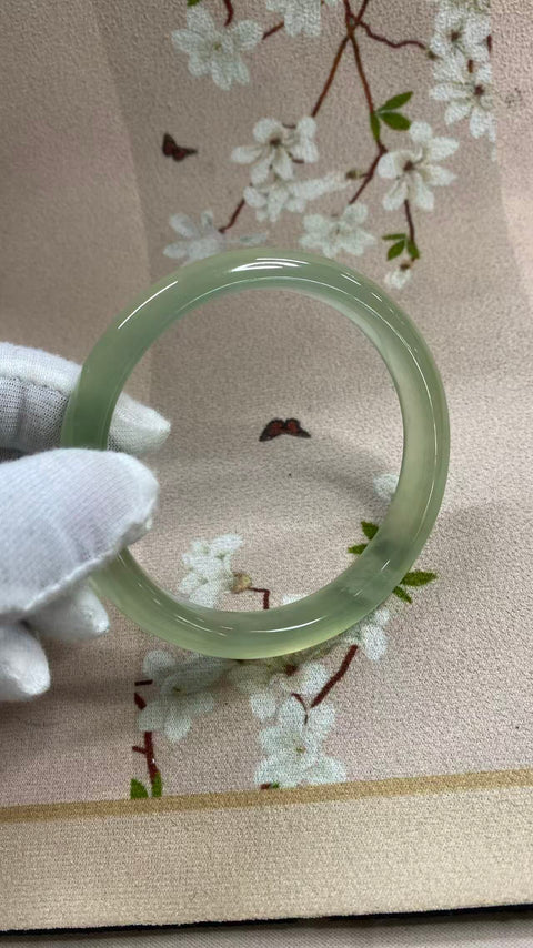 Gelang giok Xiuyan yang indah, hijau es dengan zamrud mengambang, diameter dalam: 70,1 mm, lebar tepi: 11,5 mm, termasuk ongkos kirim dan pajak.