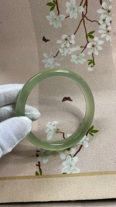 Gelang giok Xiuyan yang indah, hijau es dengan zamrud mengambang, diameter dalam: 70,1 mm, lebar tepi: 11,5 mm, termasuk ongkos kirim dan pajak.