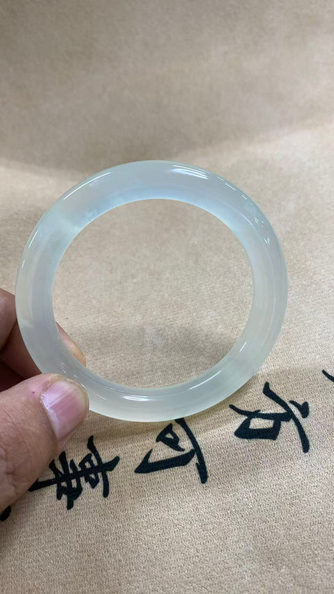 Gelang Blizzard tipe es giok Xiuyan yang indah, berkilauan dan tembus cahaya, berpendar, sangat kokoh, dengan butiran es yang mengapung, diameter dalam: 56,3 mm, lebar tepi: 9,5 mm, termasuk ongkos kirim dan pajak.