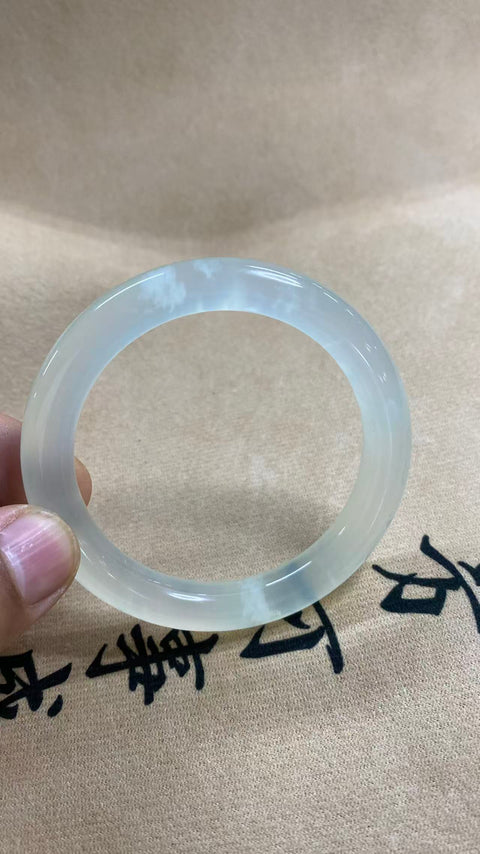 Gelang Blizzard tipe es giok Xiuyan yang indah, berkilauan dan tembus cahaya, berpendar, sangat kokoh, dengan butiran es yang mengapung, diameter dalam: 56,3 mm, lebar tepi: 9,5 mm, termasuk ongkos kirim dan pajak.