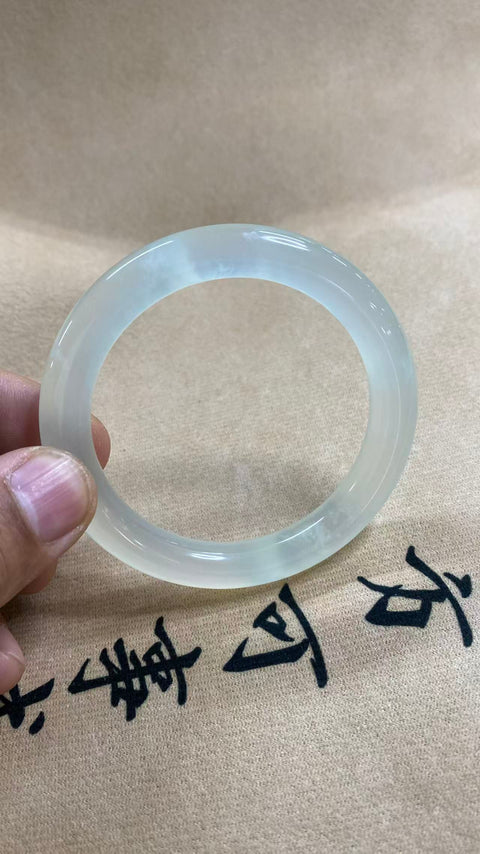 Gelang Blizzard tipe es giok Xiuyan yang indah, berkilauan dan tembus cahaya, berpendar, sangat kokoh, dengan butiran es yang mengapung, diameter dalam: 56,3 mm, lebar tepi: 9,5 mm, termasuk ongkos kirim dan pajak.