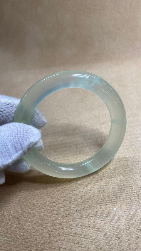 Gelang Blizzard tipe es giok Xiuyan yang indah, dingin dan tembus pandang, berpendar, sangat kaku, dengan serpihan es, diameter dalam: 56,6 mm, ketebalan gelang: 11 mm, termasuk ongkos kirim dan pajak.