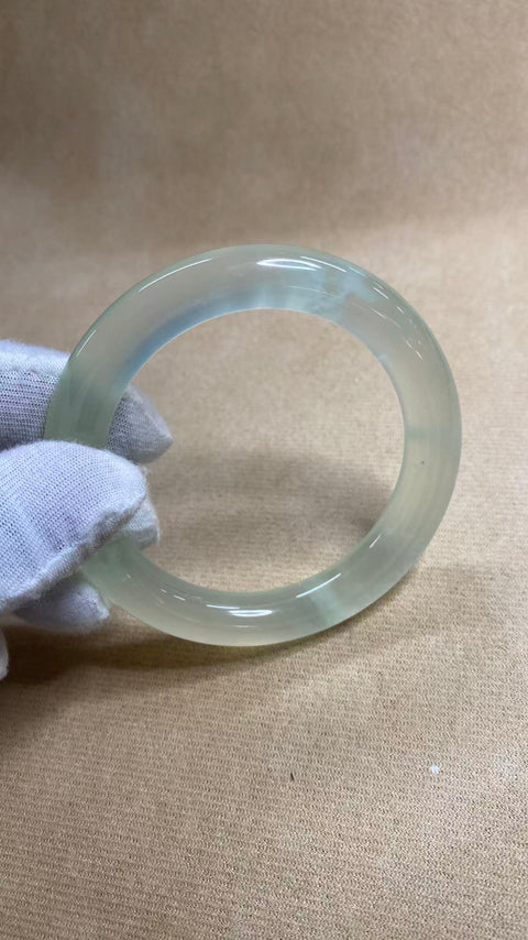 Gelang Blizzard tipe es giok Xiuyan yang indah, dingin dan tembus pandang, berpendar, sangat kaku, dengan serpihan es, diameter dalam: 56,6 mm, ketebalan gelang: 11 mm, termasuk ongkos kirim dan pajak.