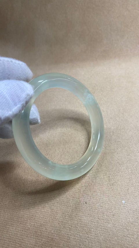 Gelang Blizzard tipe es giok Xiuyan yang indah, dingin dan tembus pandang, berpendar, sangat kaku, dengan serpihan es, diameter dalam: 56,6 mm, ketebalan gelang: 11 mm, termasuk ongkos kirim dan pajak.