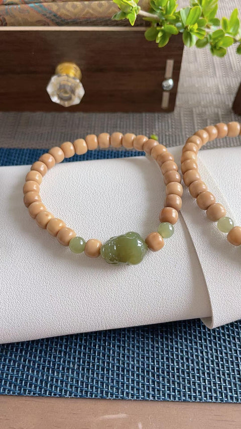 Pixiu Hetian alami, pembawa kekayaan dan keberuntungan, dilengkapi dengan liontin biji Bodhi untuk penggunaan ganda. Ukuran: 1,7 x 1,2 cm. Termasuk ongkos kirim dan pajak.