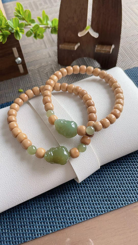 Pixiu Hetian alami, pembawa kekayaan dan keberuntungan, dilengkapi dengan liontin biji Bodhi untuk penggunaan ganda. Ukuran: 1,7 x 1,2 cm. Termasuk ongkos kirim dan pajak.