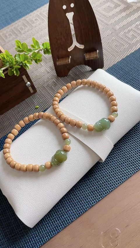 Pixiu Hetian alami, pembawa kekayaan dan keberuntungan, dilengkapi dengan liontin biji Bodhi untuk penggunaan ganda. Ukuran: 1,7 x 1,2 cm. Termasuk ongkos kirim dan pajak.