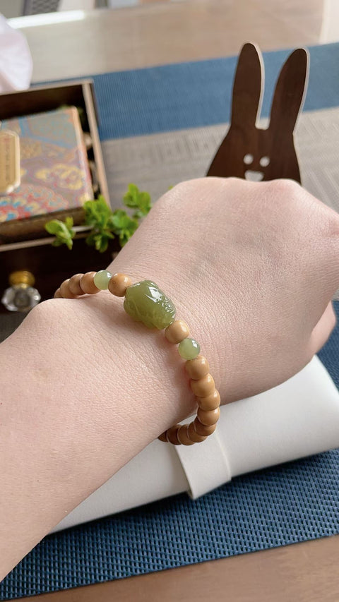 Pixiu Hetian alami, pembawa kekayaan dan keberuntungan, dilengkapi dengan liontin biji Bodhi untuk penggunaan ganda. Ukuran: 1,7 x 1,2 cm. Termasuk ongkos kirim dan pajak.