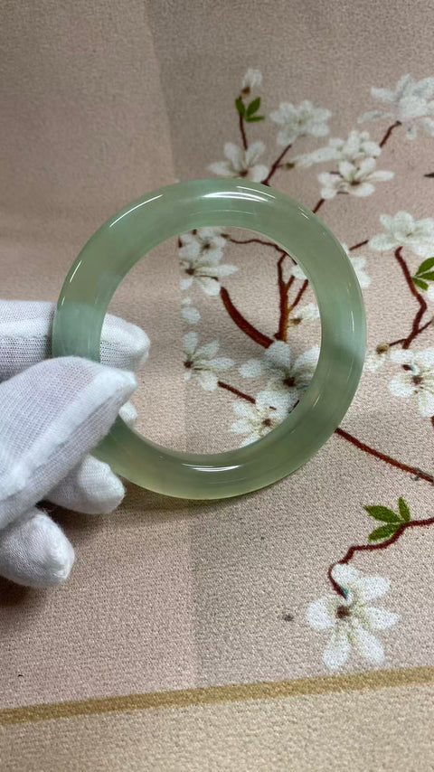 Gelang giok Xiuyan yang indah, hijau es dengan zamrud hijau mengambang, diameter dalam: 58mm, lebar tepi: 11,3mm, termasuk ongkos kirim dan pajak.