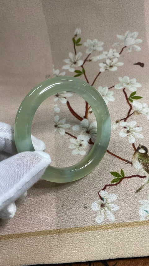 Gelang giok Xiuyan yang indah, hijau es dengan zamrud hijau mengambang, diameter dalam: 58mm, lebar tepi: 11,3mm, termasuk ongkos kirim dan pajak.